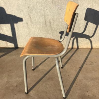 GRIJZEVINTAGE RETRO STOELEN CHAISES belgian design cafe resto OSTALGIE_thegoodstufffactory_be