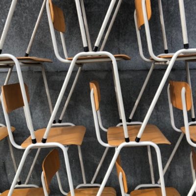 white witte blanches chaises stoelen stolar vintage retro horeca The good Stuff Factory