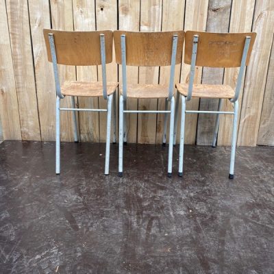 wit beige met bar in frame kantinestoelen retro good stuff vintage preloved bohochique_thegoodstufffactory_be