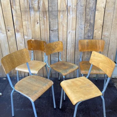 mix en match grijze stoelen set stoelen canteens vintage formica kleuren_thegoodstufffactory_Be