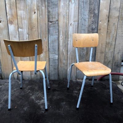 beige witte stoel vintage retro chair schoolmap schoolkaart chaise stoel the good stuff factory