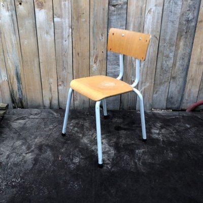 eenzame witte stoel vintage retro chair schoolmap schoolkaart chaise stoel the good stuff factory