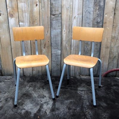 grijs witte vintage retro chair schoolmap schoolkaart chaise stoel the good stuff factory