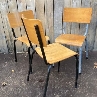 mixed setje varia stoelen stool chair ostalgie stolar inredning cheap antikk butikk industrial design schoolchair chaise école cafe restaurang inredning skolstolar the good stuff factory
