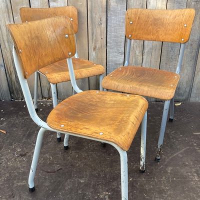 setje witte varia stoelen stool chair ostalgie stolar inredning cheap antikk butikk industrial design schoolchair chaise école cafe restaurang inredning skolstolar the good stuff factory