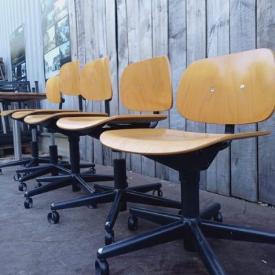 bureau office desk stools horeca cafe antikk inredning stoel stuhl stolar interiorforinspo