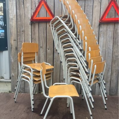 witte kantinestoell modernistisch retro antikk restaurang inredning cafe interior cheap bonne marche chair stolar stuhl school the good stuff factory (7)