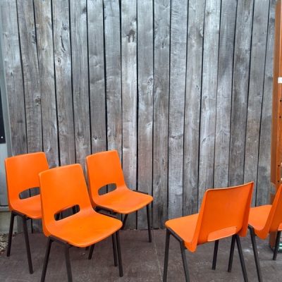 oranje polyprop stoelen chaises stuhl re vive re design re cycle good stuff industrial furniture horeca restaurang ostalgie antikk inredning