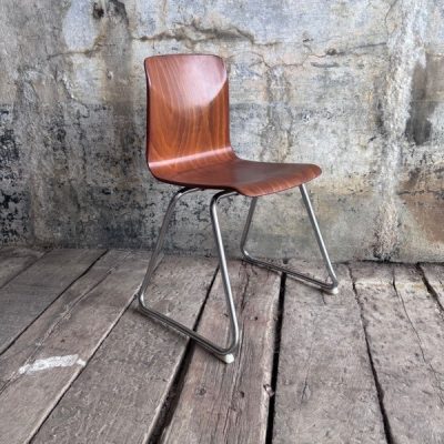 Thur op seat acajou Good stuff Ré Bel sustainable design ostalgie antikk retro vintage raw industrial stoel chair sillas cadeira inredning restaurang horeca