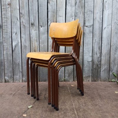 bruine canteens stoelen horeca the good stuff factory re bel belgium vintage ostalgie inredning sillas cadeire stuhl stoel chaise inredning sustainable design
