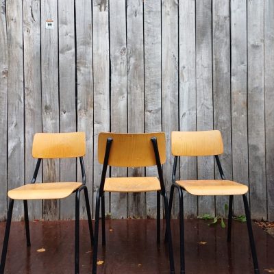 zwarte kantinestoelen the good stuff factory re bel belgium vintage ostalgie inredning sillas cadeire stuhl stoel chaise inredning sustainable design
