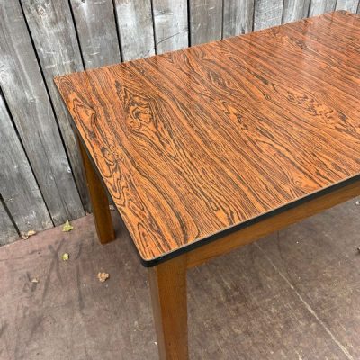 cafétafel table bruin cafe horeca the good stuff ré-bel retro redesign revive recycle sustainable vintage industrial belgium