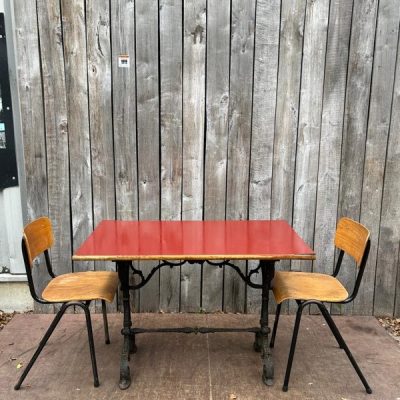 rode gietijzeren tafel ré-bel the good stuff factory inredning restaurang sustainable design vintage retro antikk ostalgie horeca cafe belgium