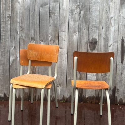 witte grijze stoelen re-bel the good stuff factory belgium antikk retro ostalgie industrial sillas chair stuhl chaise horeca restaurang inredning