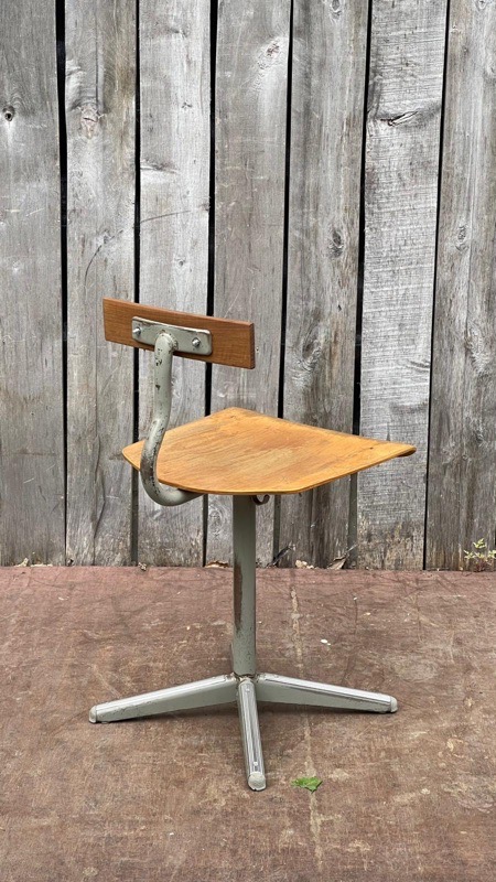Industriële werkplaatsstoel / schoolstoel – mahonie houten rug –vintage karakter (meerdere op voorraad )